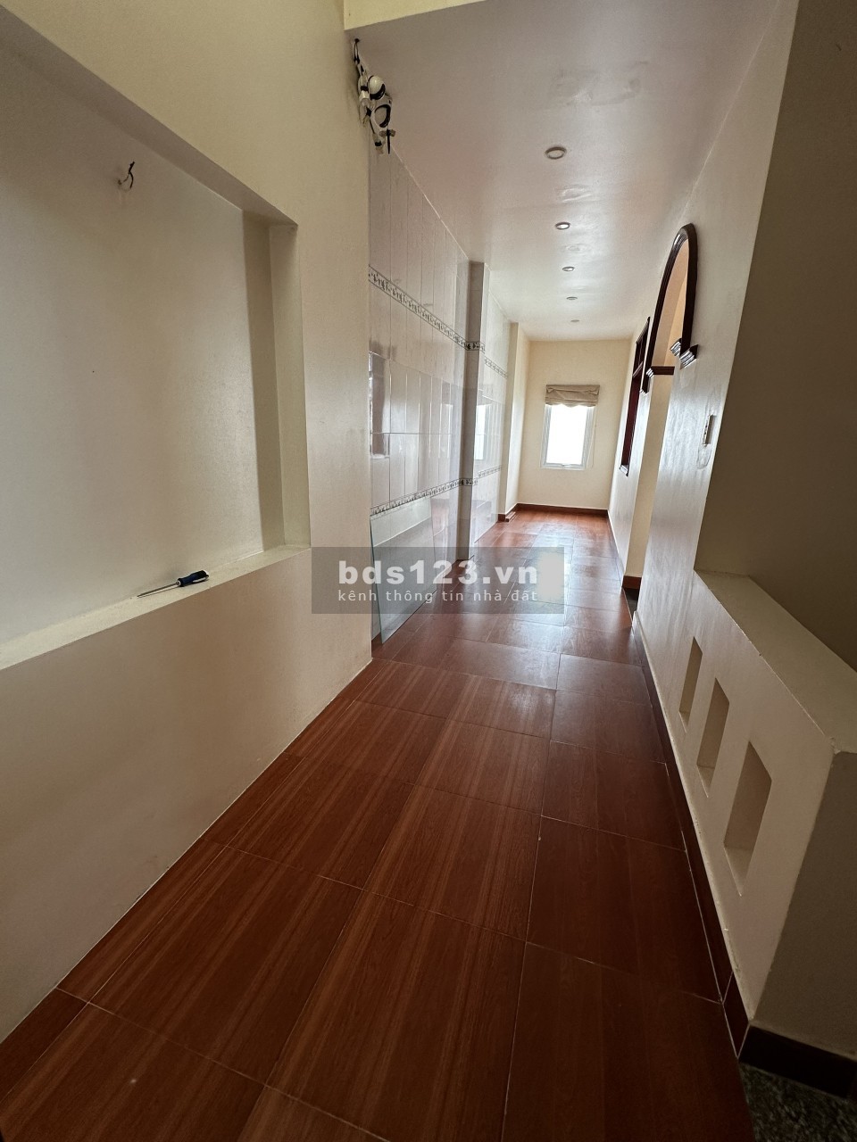Nhà mới đẹp, hẻm xe tải, 3pn 4wc sẵn máy lạnh, sân đậu oto