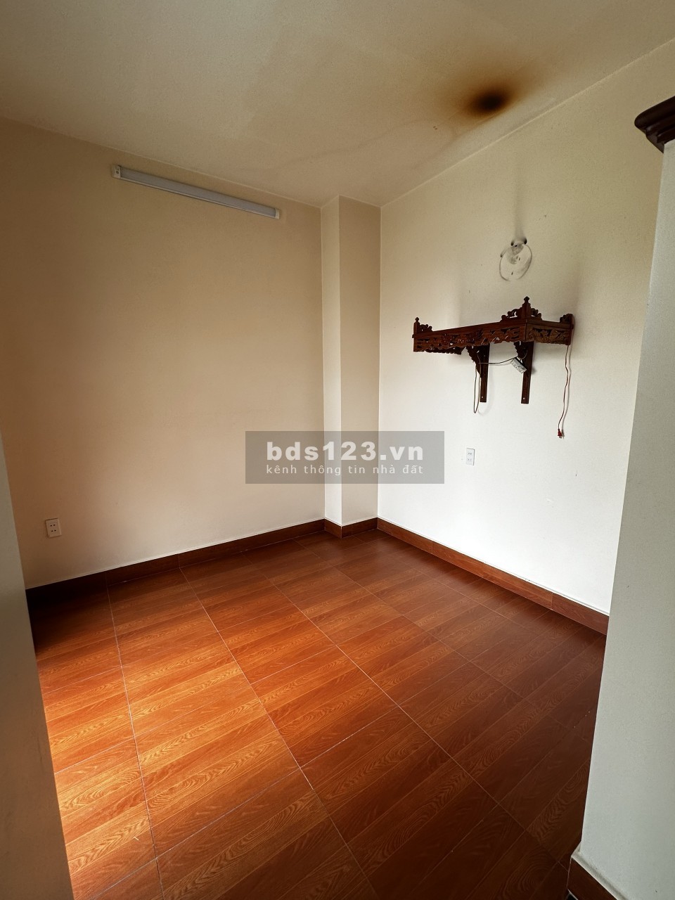 Nhà mới đẹp, hẻm xe tải, 3pn 4wc sẵn máy lạnh, sân đậu oto