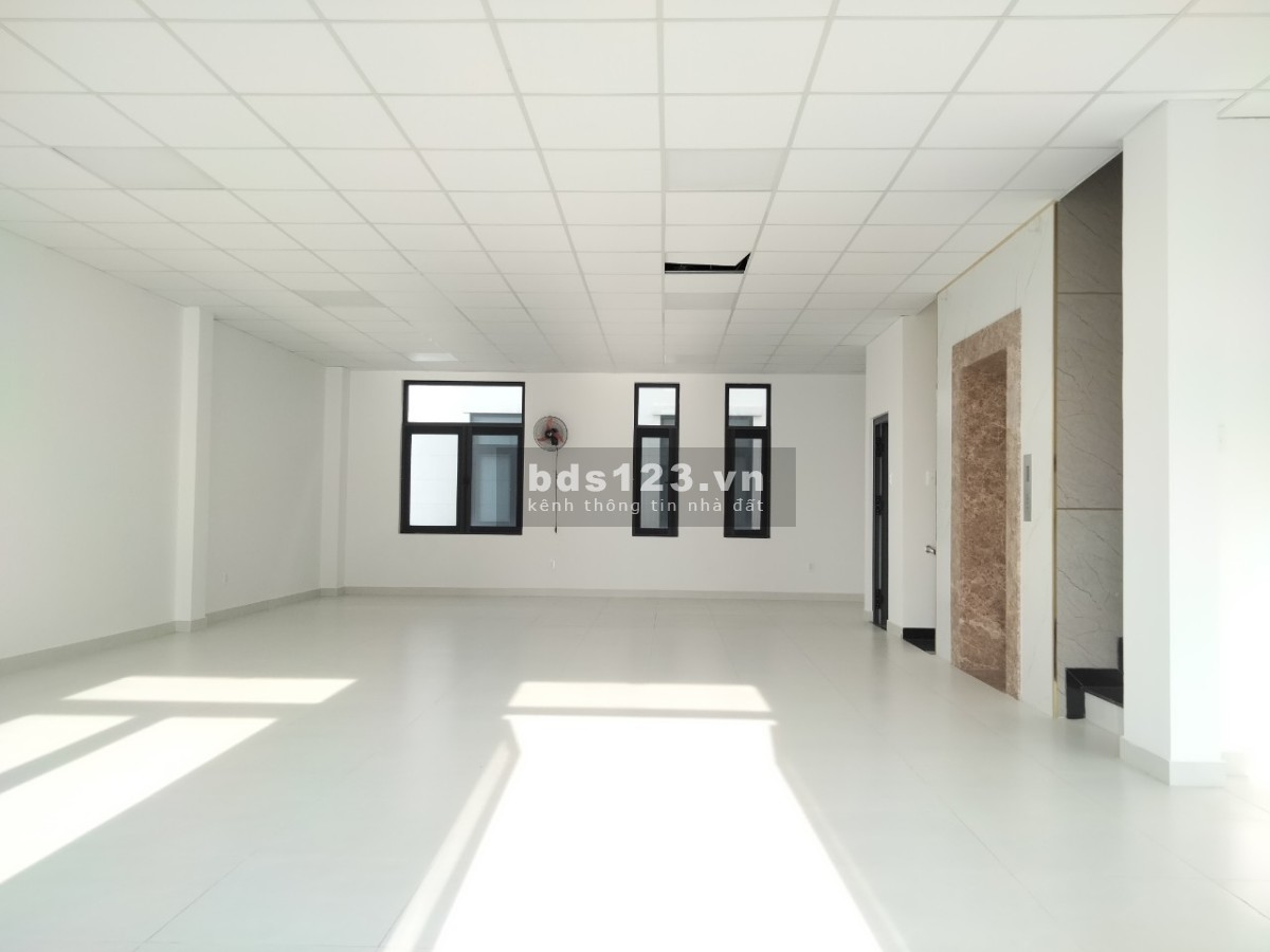 Cho thuê Shophouse hoàn thiện nguyên căn có thang máy 162m2 Vinhomes Quận 9 chỉ 35 triệu/ tháng
