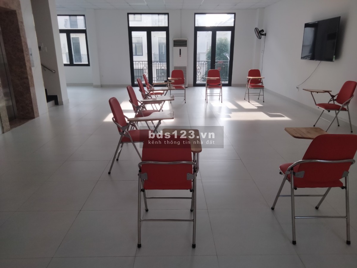 Cho thuê Shophouse hoàn thiện nguyên căn có thang máy 162m2 Vinhomes Quận 9 chỉ 35 triệu/ tháng