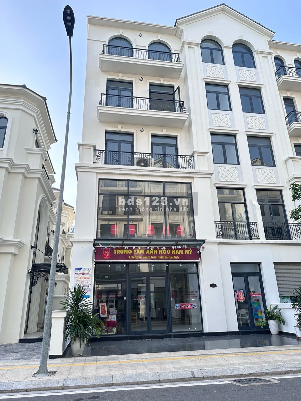 Cho thuê Shophouse hoàn thiện nguyên căn có thang máy 162m2 Vinhomes Quận 9 chỉ 35 triệu/ tháng