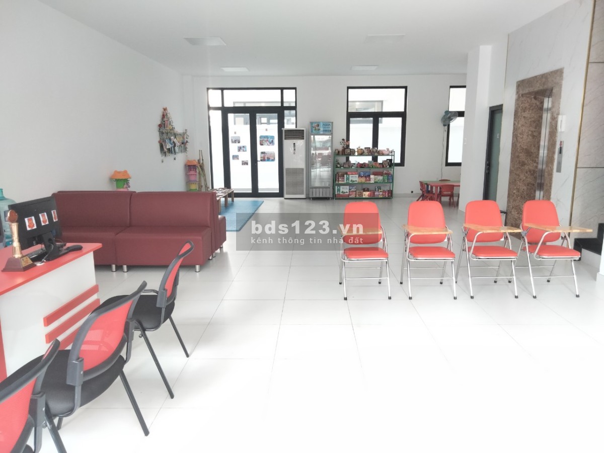 Cho thuê Shophouse hoàn thiện nguyên căn có thang máy 162m2 Vinhomes Quận 9 chỉ 35 triệu/ tháng
