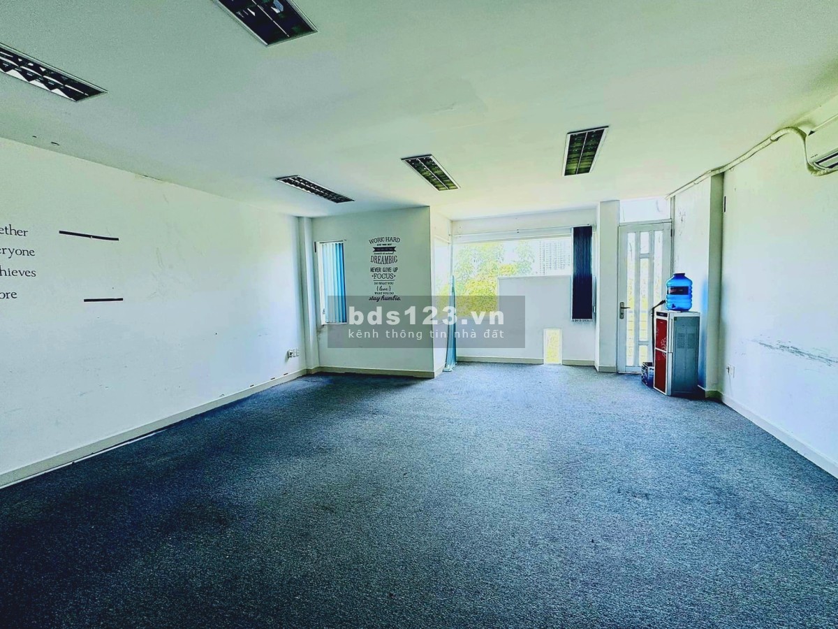 Văn phòng Chất lượng - 50m2 - Có sẵn bàn ghế, có ánh sáng mặt trời