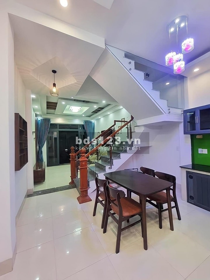Kẹt tiền cần bán gấp nhà chợ Bình Chánh, diện tích 5x20, 2 lầu giá 790 triệu