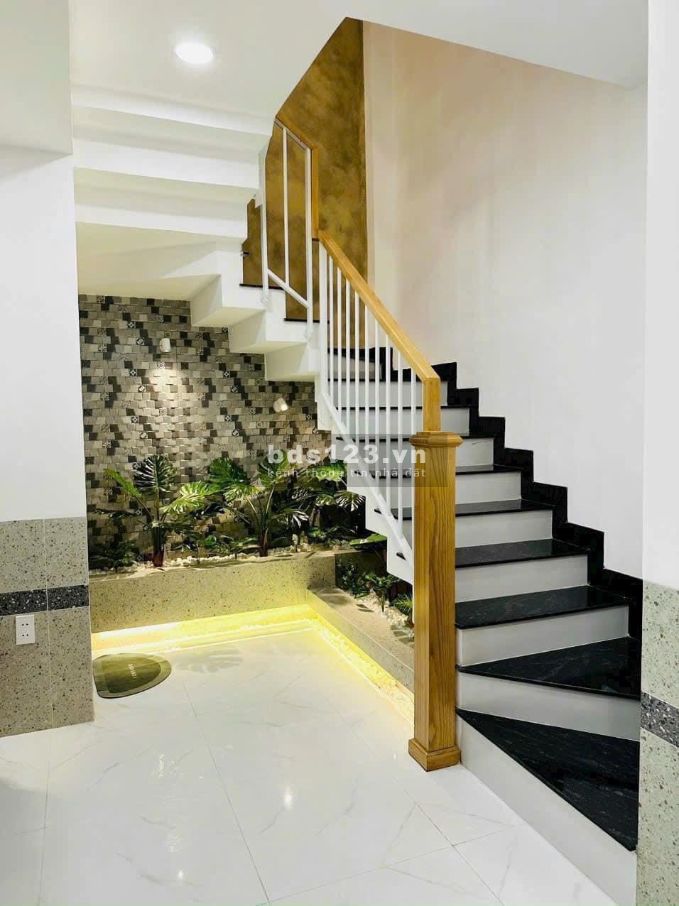 Chính chủ gửi bán nhà đẹp 38,4m2 giá 2ty150 xây 2 lầu, ngay hẻm đường Bà Hom, Q6, sổ hồng riêng
