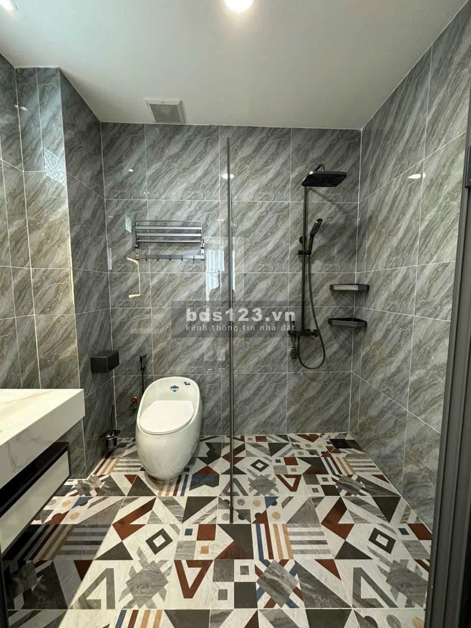 Chính chủ gửi bán nhà đẹp 38,4m2 giá 2ty150 xây 2 lầu, ngay hẻm đường Bà Hom, Q6, sổ hồng riêng