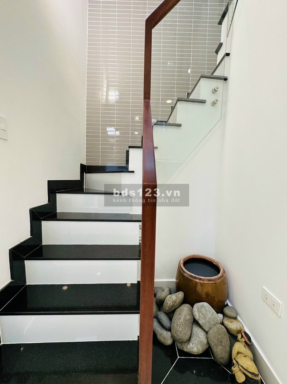 Cần gấp vốn bán nhà 33m2 giá chỉ 2ty225 ngay hẻm Chu Văn An, p12,Bình Thạnh thông ra Học Viện Cán Bộ