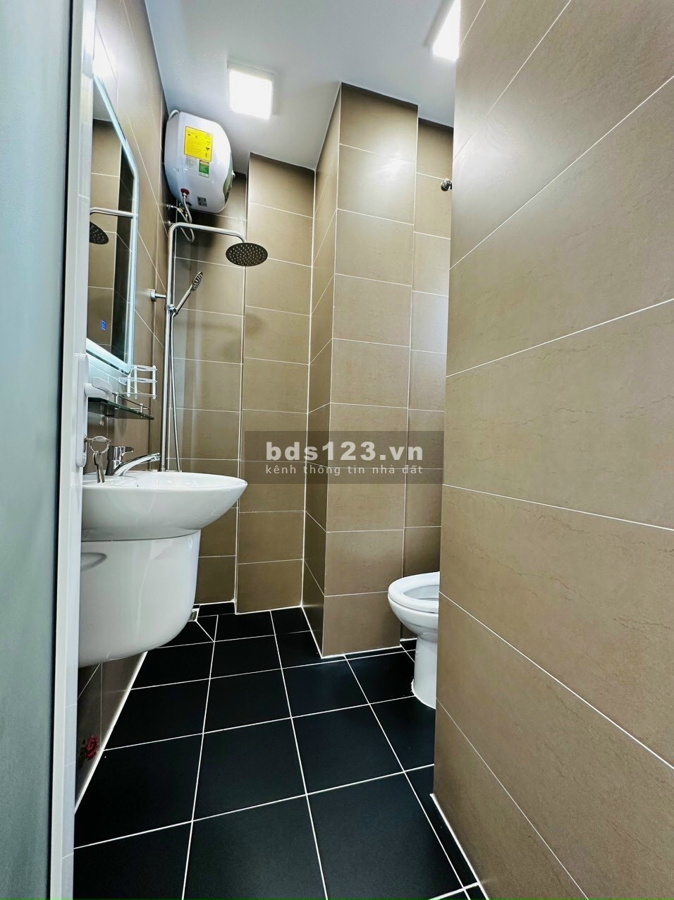 Cần gấp vốn bán nhà 33m2 giá chỉ 2ty225 ngay hẻm Chu Văn An, p12,Bình Thạnh thông ra Học Viện Cán Bộ