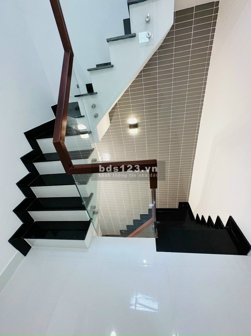 Cần gấp vốn bán nhà 33m2 giá chỉ 2ty225 ngay hẻm Chu Văn An, p12,Bình Thạnh thông ra Học Viện Cán Bộ