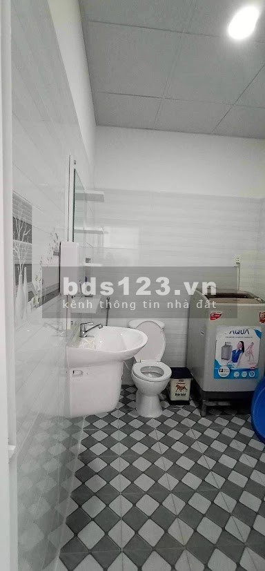 Bán nhà mặt tiền 1 đờI chủ Lê Thị Hoa sát chợ Khiết Tâm 120m2 (5x24) 2 tầng 9.9 tỷ.