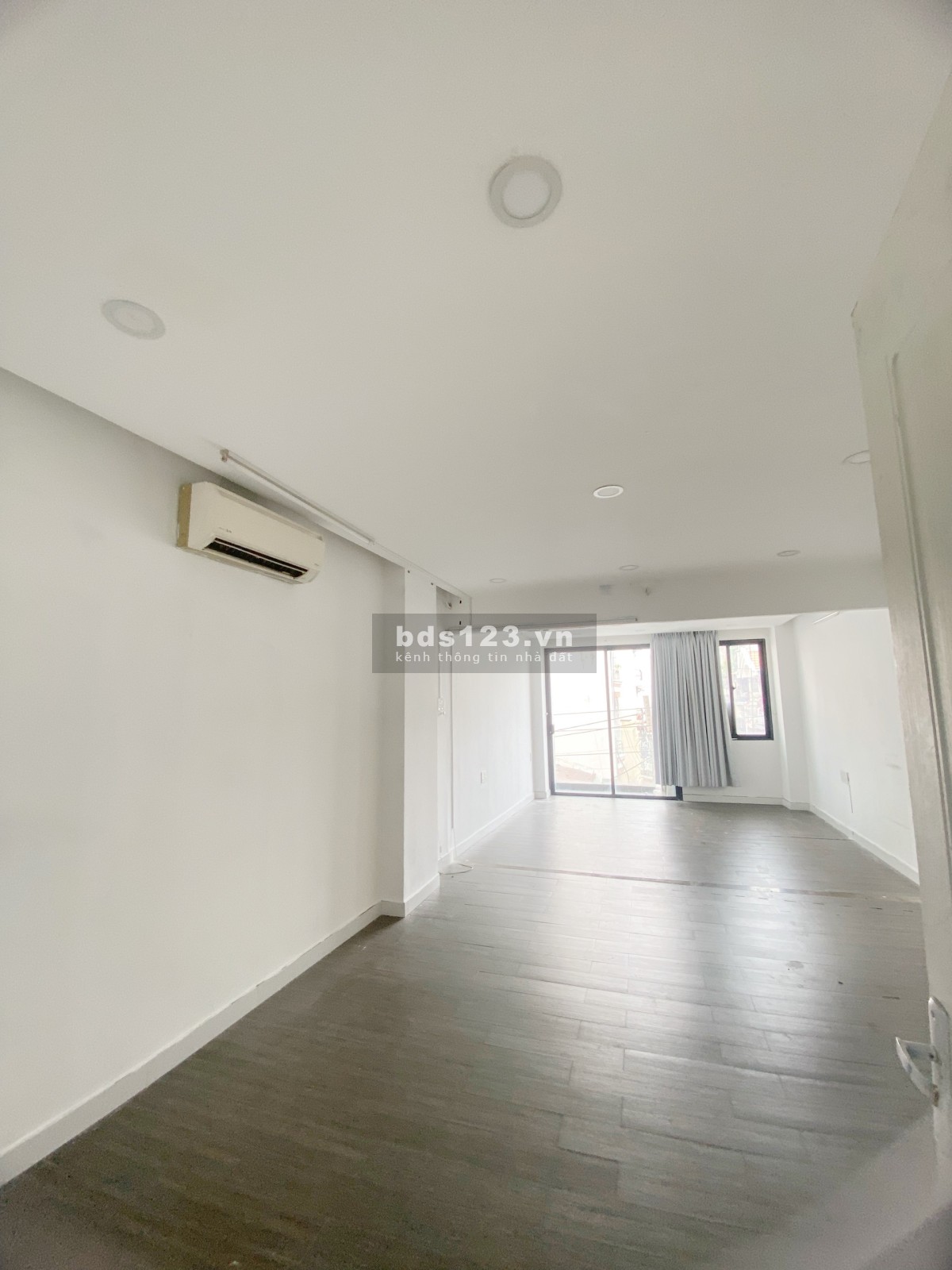 Chính chủ cần cho thuê văn phòng ngay trung tâm Quận 3. 35 - 50m2. Chỉ từ 8 triệu/tháng - 0975406750
