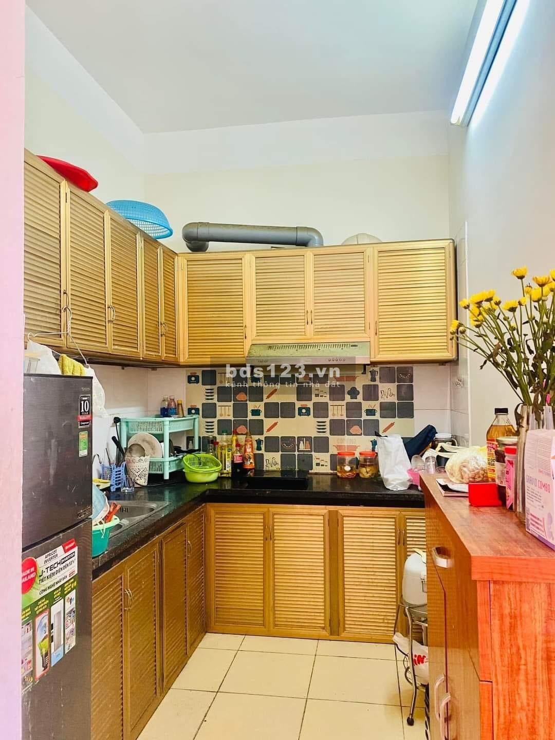 Cho thuê Chung Cư Screc - Quận 3 76m2 2PN, nội thất cơ bản. Giá thuê 12tr/tháng