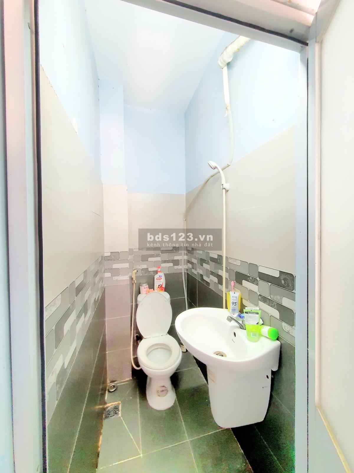 Bán nhà MT đường Sơn Cang, Phường 12, Q.Tân Bình. Dt 4x9.5m. Đúc 2 lầu 4pn, 3wc nhà còn mới ở ngay