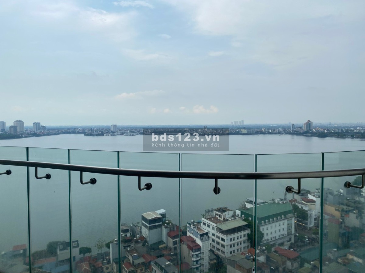 Bán CC Golden Westlake 151 Thụy Khuê, 185m2 3PN 3 VS, có slot oto view trọn Hồ Tây. Giá 16.5 tỷ