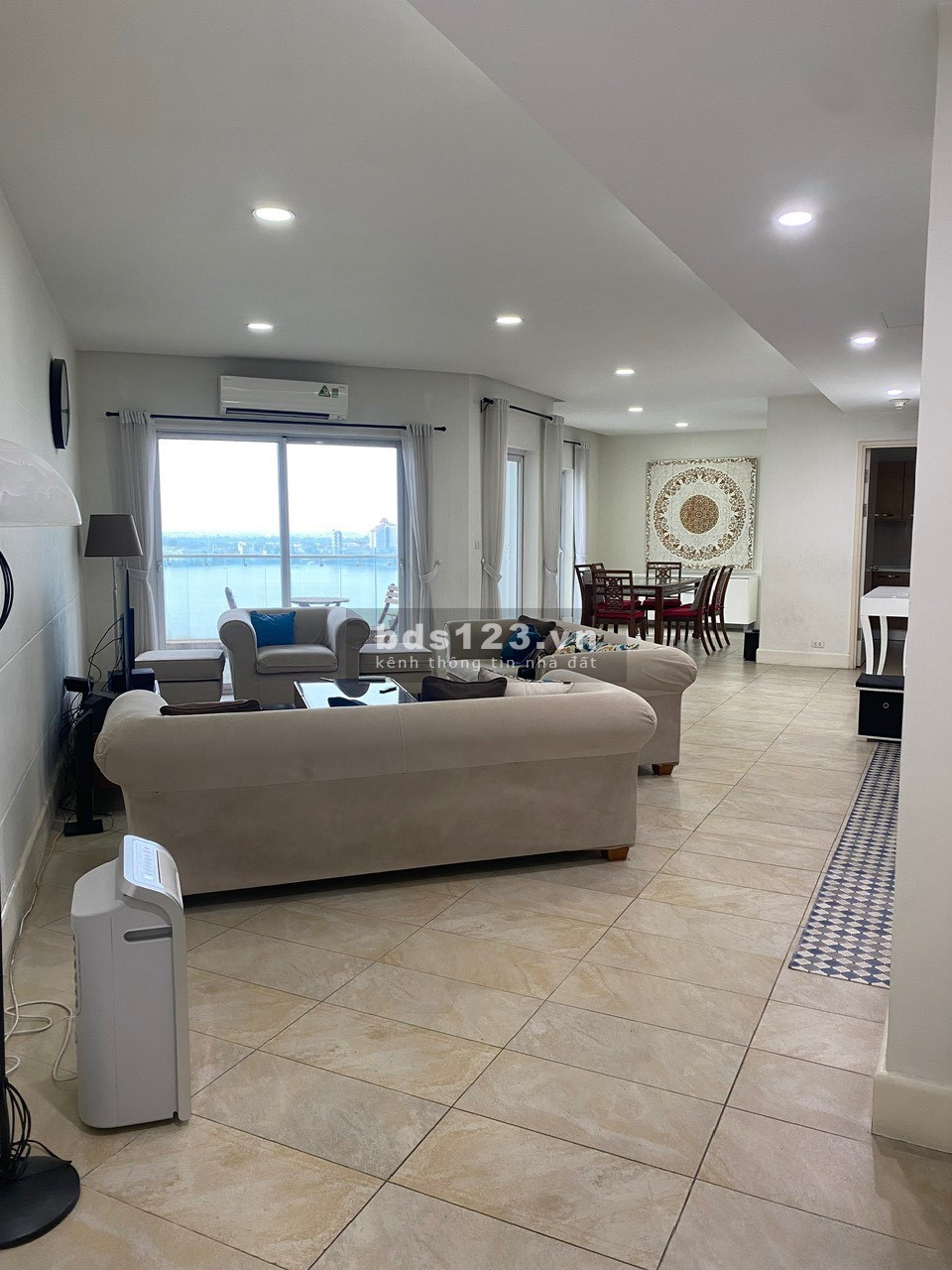 Bán CC Golden Westlake 151 Thụy Khuê, 185m2 3PN 3 VS, có slot oto view trọn Hồ Tây. Giá 16.5 tỷ
