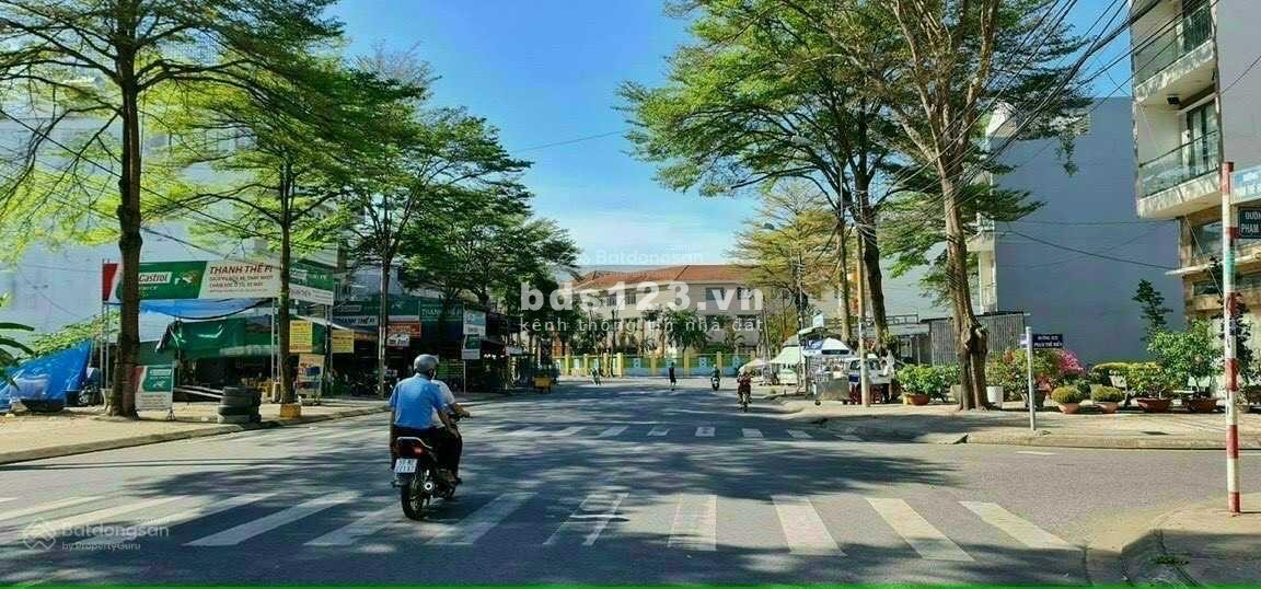 Bán nền đất 2 mặt tiền đường, view công viên, phù hợp ở và kinh doanh, giá tốt nhất khu vực