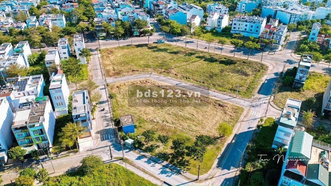 Bán nền đất 2 mặt tiền đường, view công viên, phù hợp ở và kinh doanh, giá tốt nhất khu vực