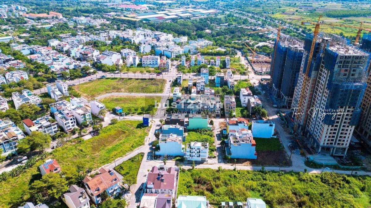 Bán nền đất 2 mặt tiền đường, view công viên, phù hợp ở và kinh doanh, giá tốt nhất khu vực