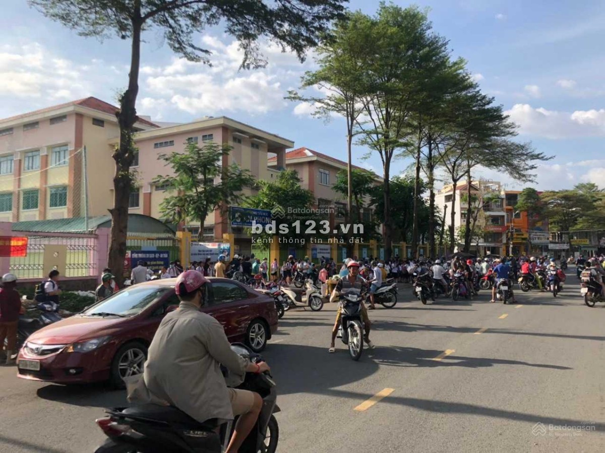 Bán nền đất 2 mặt tiền đường, view công viên, phù hợp ở và kinh doanh, giá tốt nhất khu vực
