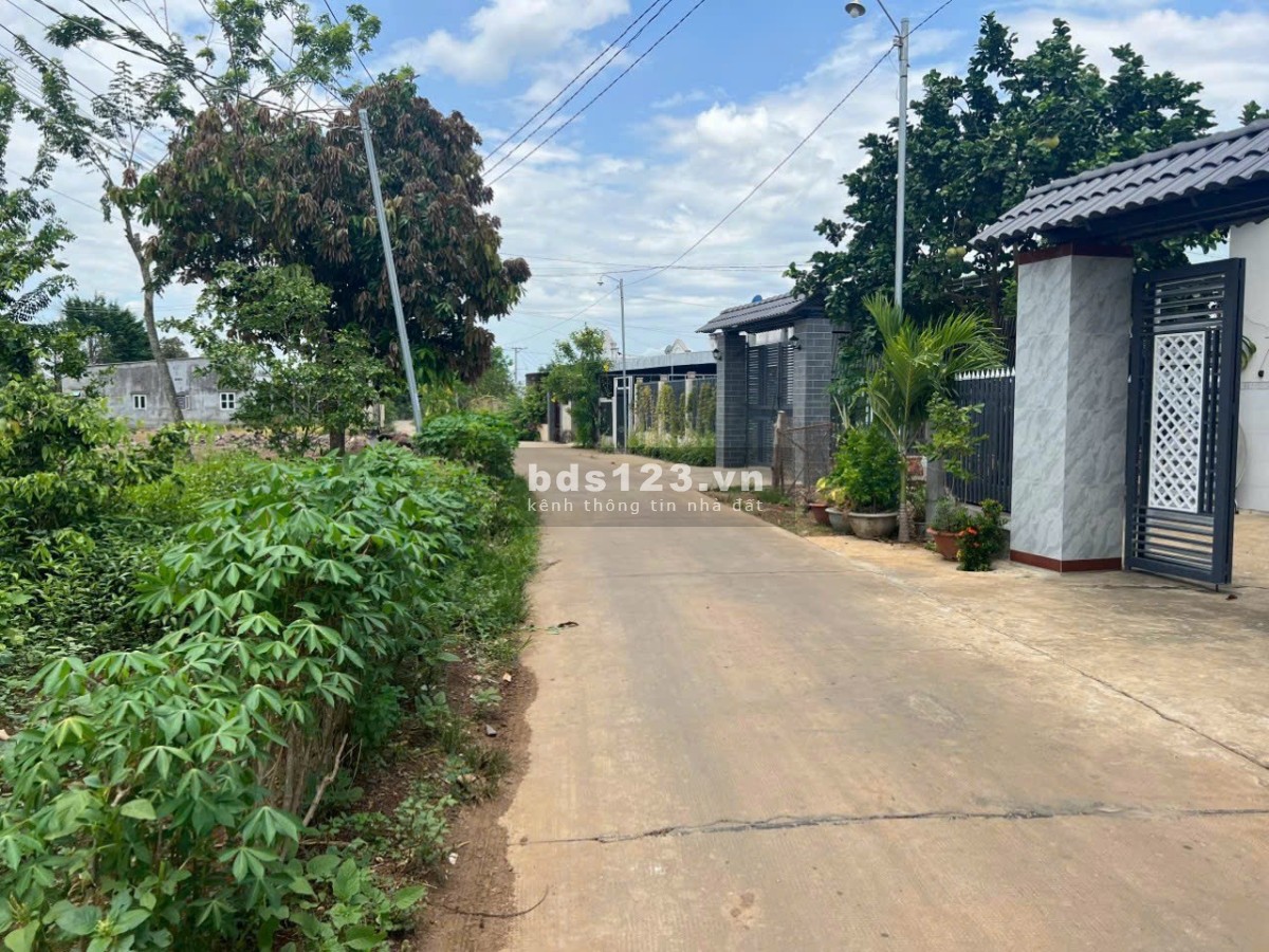 Cần bán nhà đất cách đường DT765