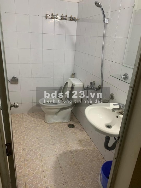 Cho thuê nhà mặt đường 2 chiều oto tại cầu giấy tầng 2 gồm 2 phòng ngủ, dt 80m