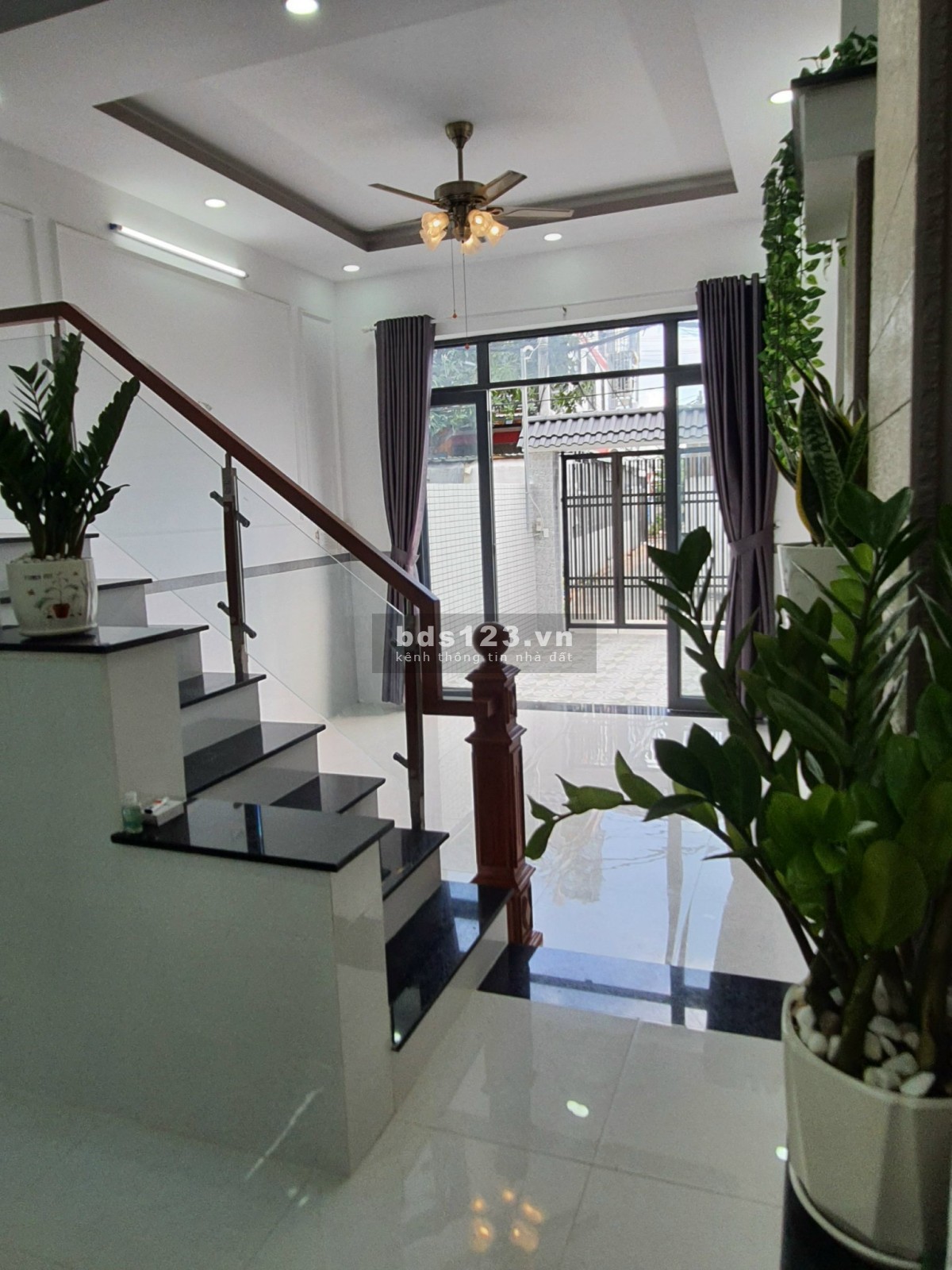"Nhất nhà đất" => Nhà mới xây, 1 trệt 2 lầu 4PN, sân đậu oto. Hẻm thông gần bên trường Nguyễn Văn Nở