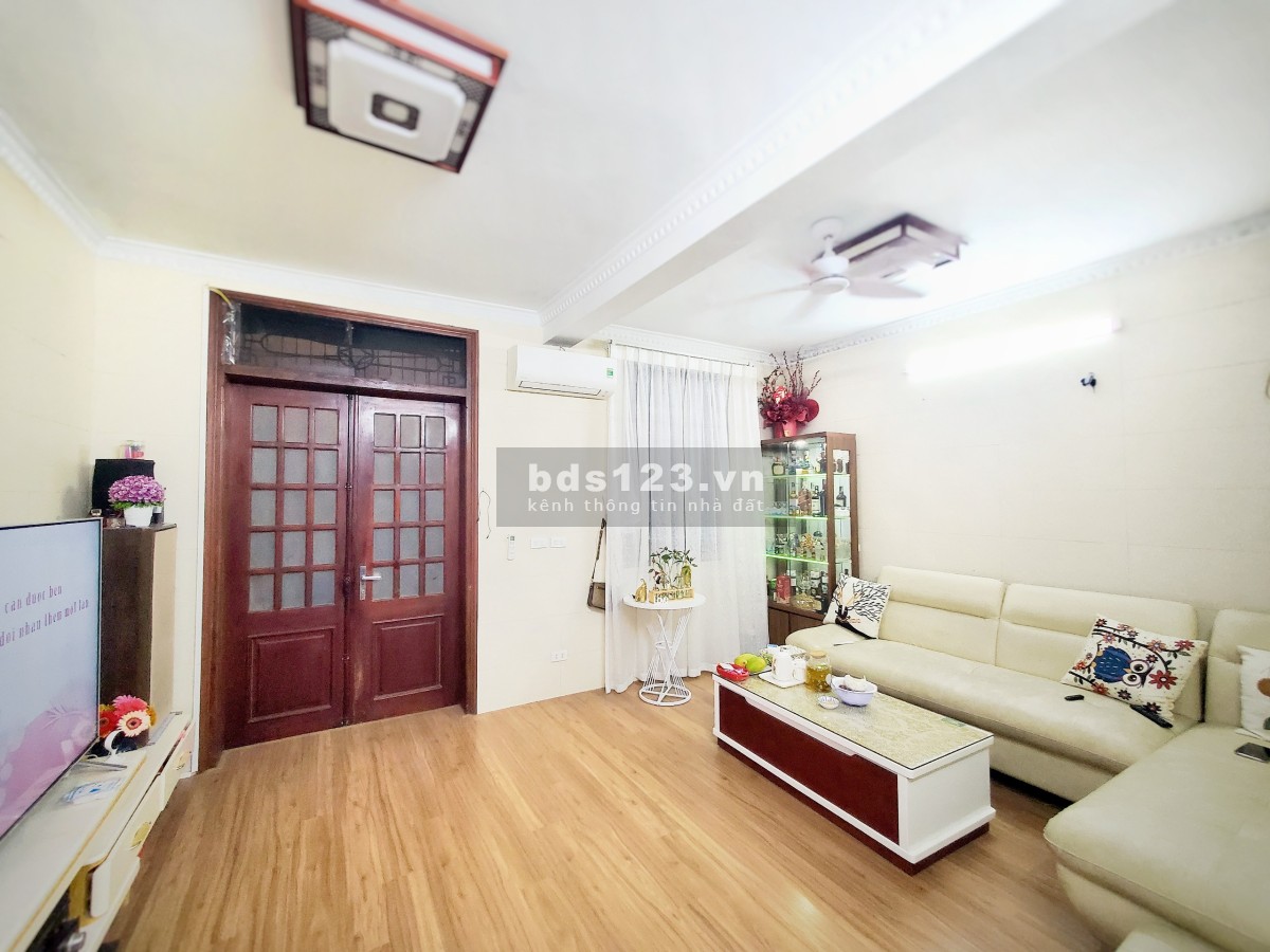 Người quen nhờ bán gấp nhà La Thành khu vực lõi Đống Đa 50M2 MT5M giá nhỉnh 5 tỷ