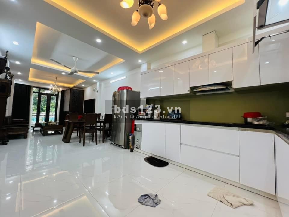 Hot bán nhà Cố Nhuế, ô tô, lô góc, ngõ thông, full nội thất, 40M2, nhỉnh 4 tỷ