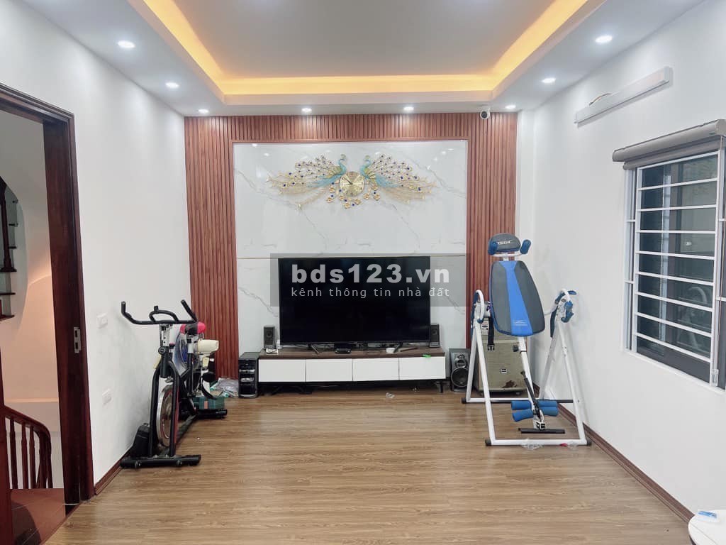 Bán nhà ở Minh Khai, 32m2, 5 tầng, 3 phòng ngủ, 3 tỷ 2, trung tâm phường.