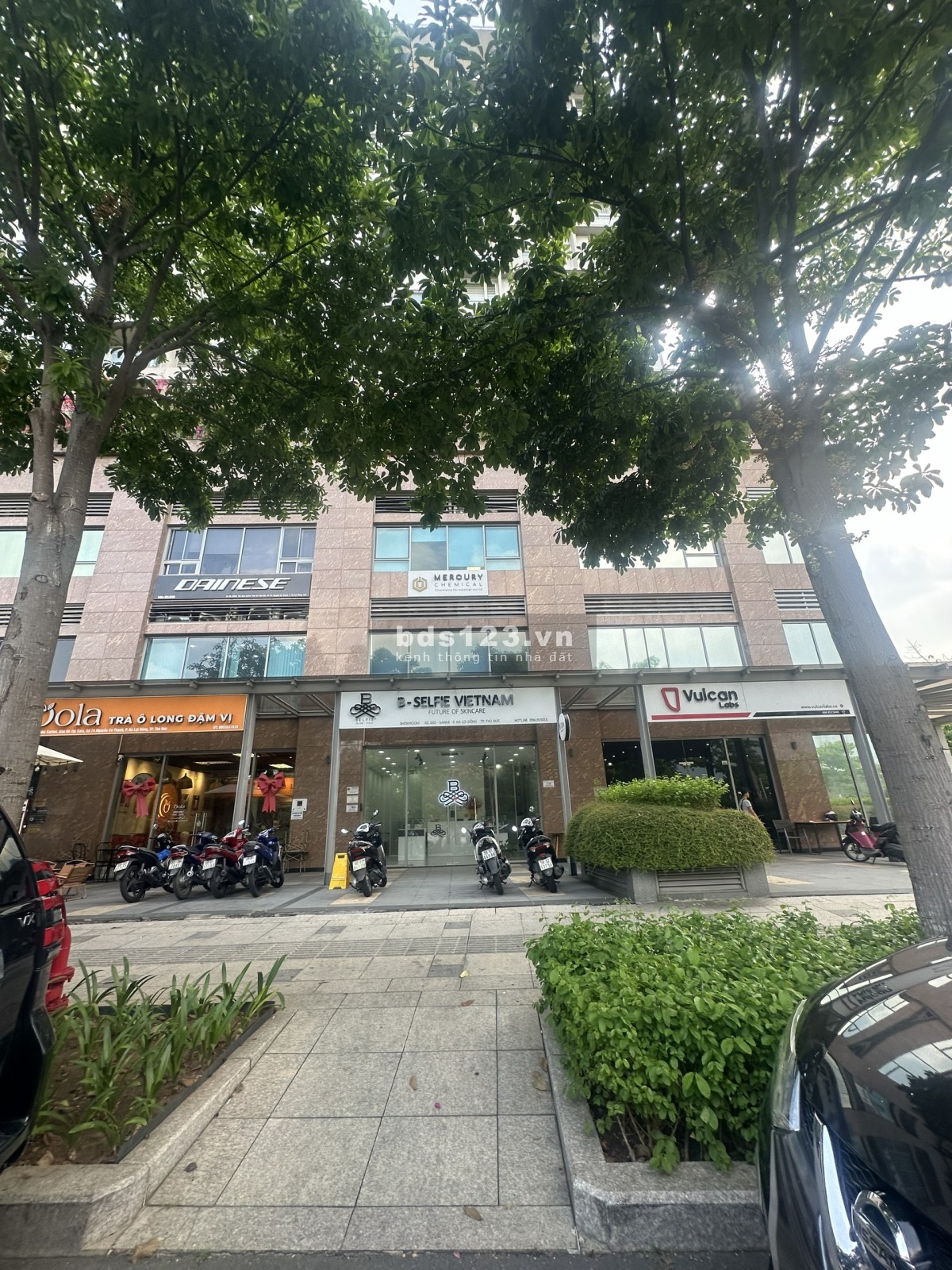 Cho thuê shophouse Sarimi 7x11, 1 trệt 1 lầu, chỉ 75tr/th vị trí đắc địa, sầm uất