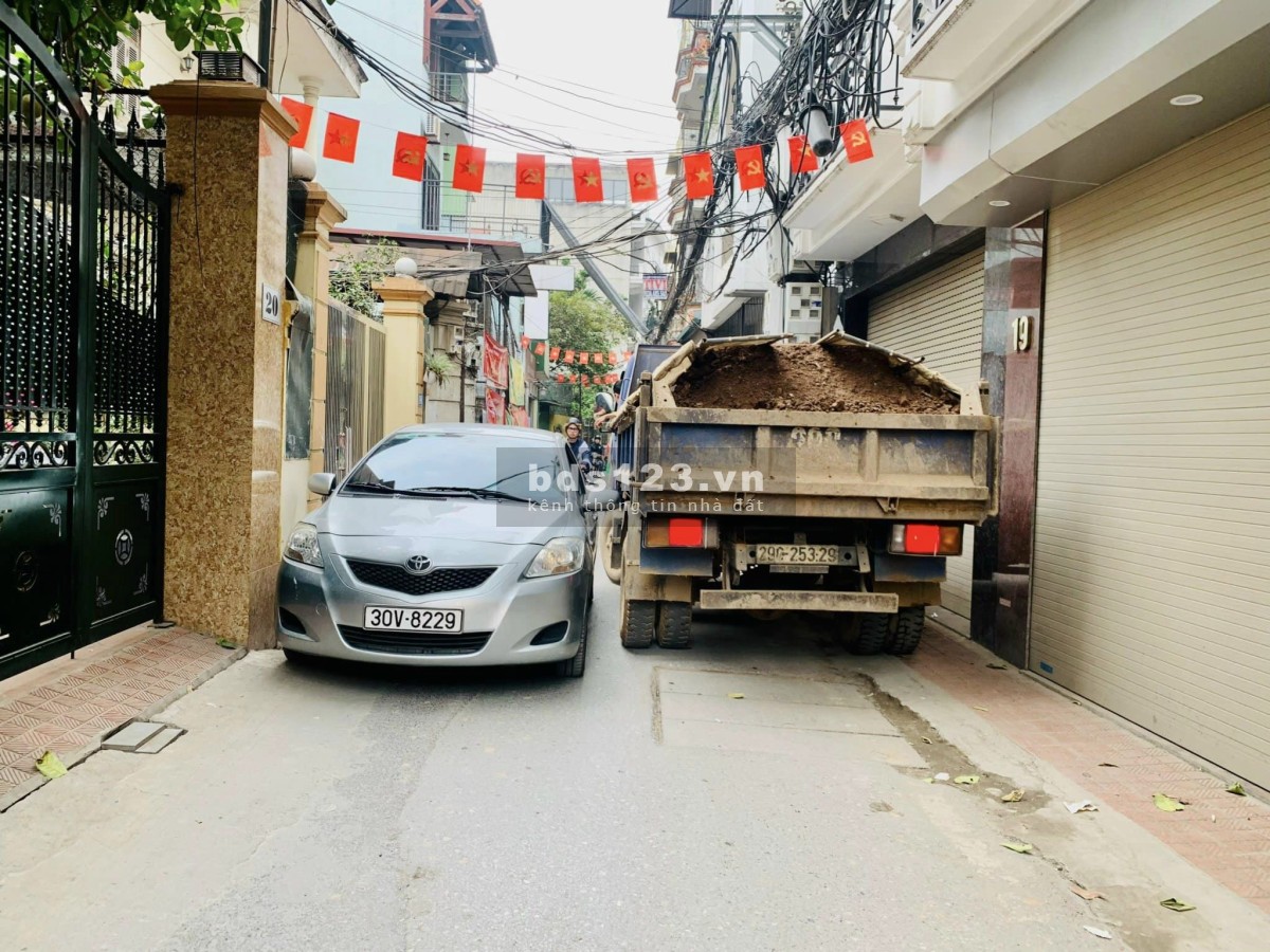 Nhà mới xây Tây Hồ 5 tầng thang máy ngõ thông ô tô tránh giá hơn 6 tỷ
