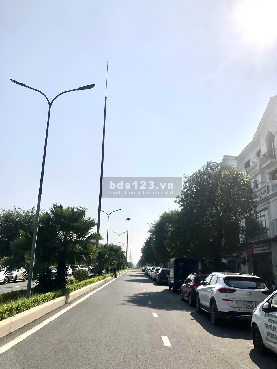 Shophouse sổ đỏ lâu dài, hoàn thiện xây 98m2/sàn mặt đường 30m giá 32.3 tỷ Vin Gia Lâm (0985941715)