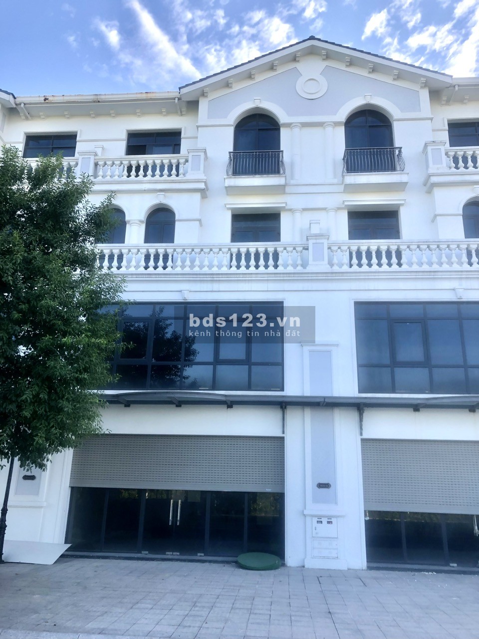 Shophouse sổ đỏ lâu dài, hoàn thiện xây 98m2/sàn mặt đường 30m giá 32.3 tỷ Vin Gia Lâm (0985941715)