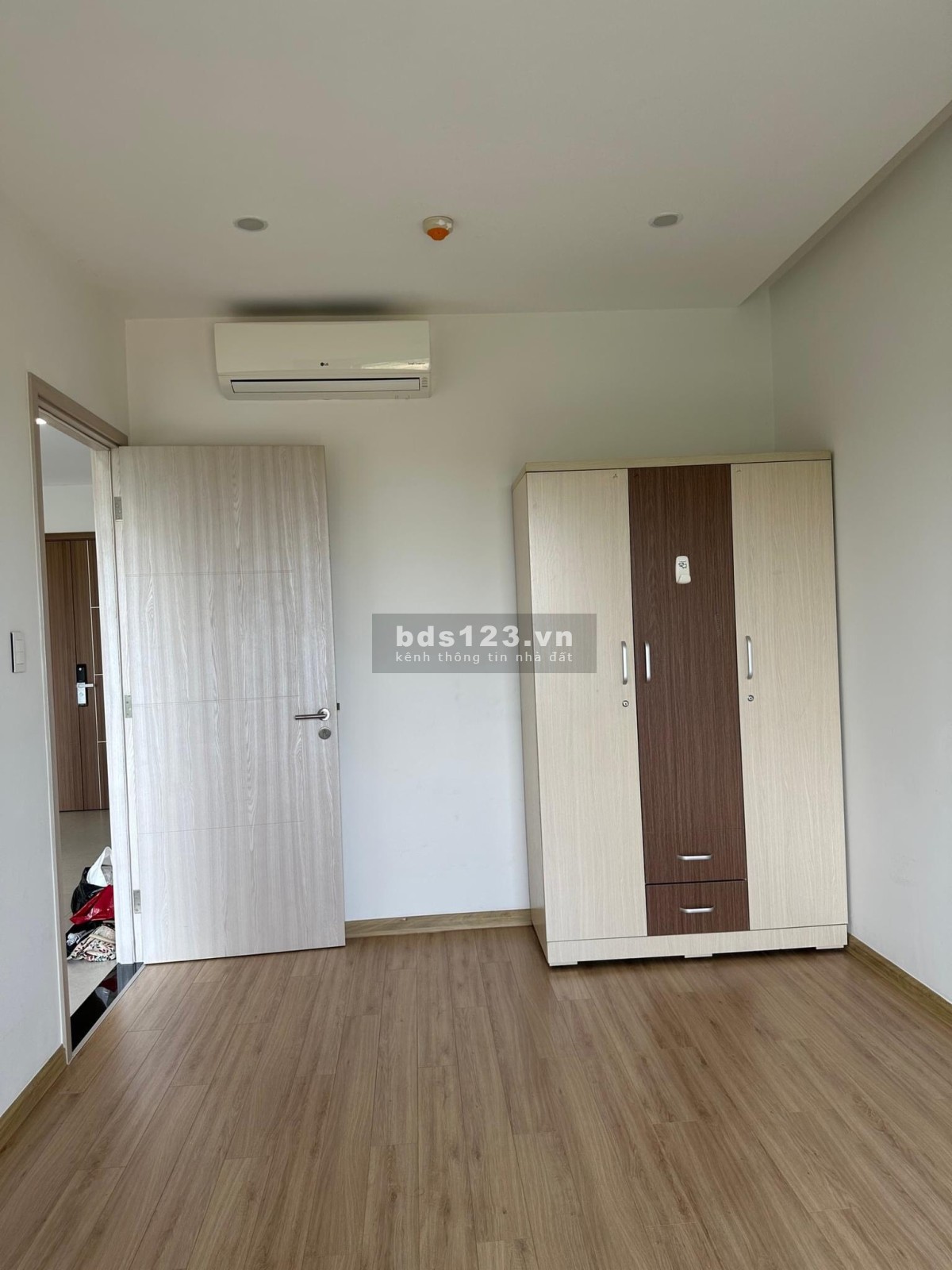 Cho thuê căn góc chung cư 590 CMT8, Phường 11, Quận 3: 75 m2, 2p ngủ, nhà trống. 12tr/tháng