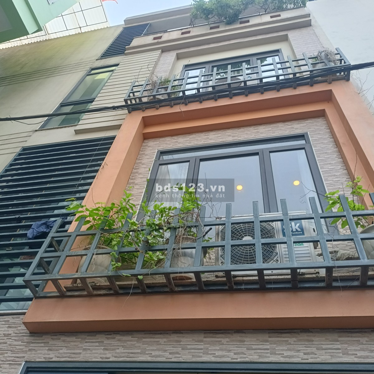 Cần bán căn nhà 123m2 xây 5 tầng, mt: 7,5m mặt phố Hoàng Cầu, quận Đống Đa, Hà Nội.