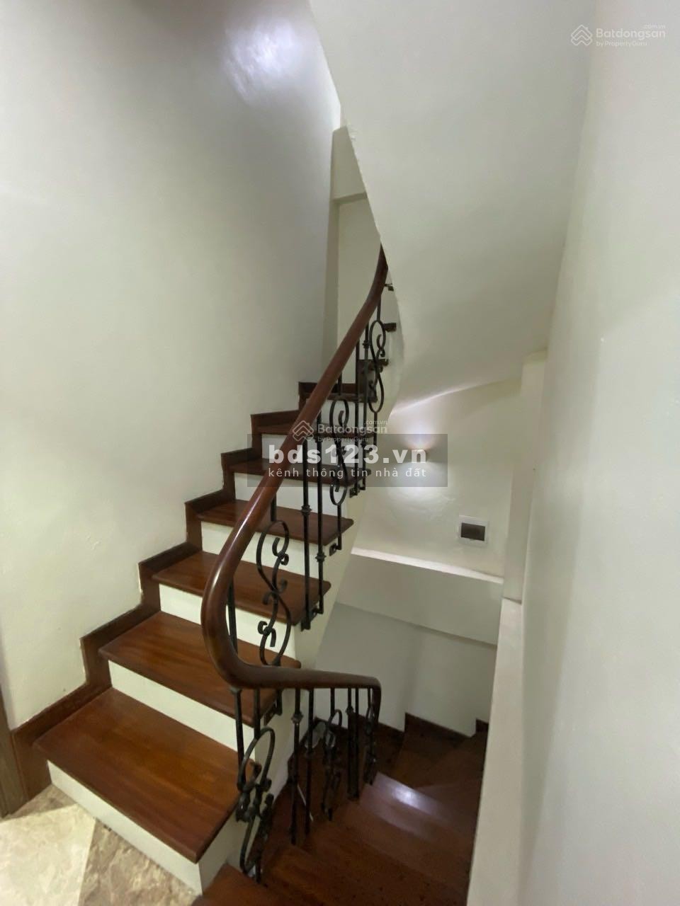 Nhà nhỏ đẹp phố Yên Ninh, Ba Đình 23M2 X 5T giá 5,4 tỉ nội thất cao cấp