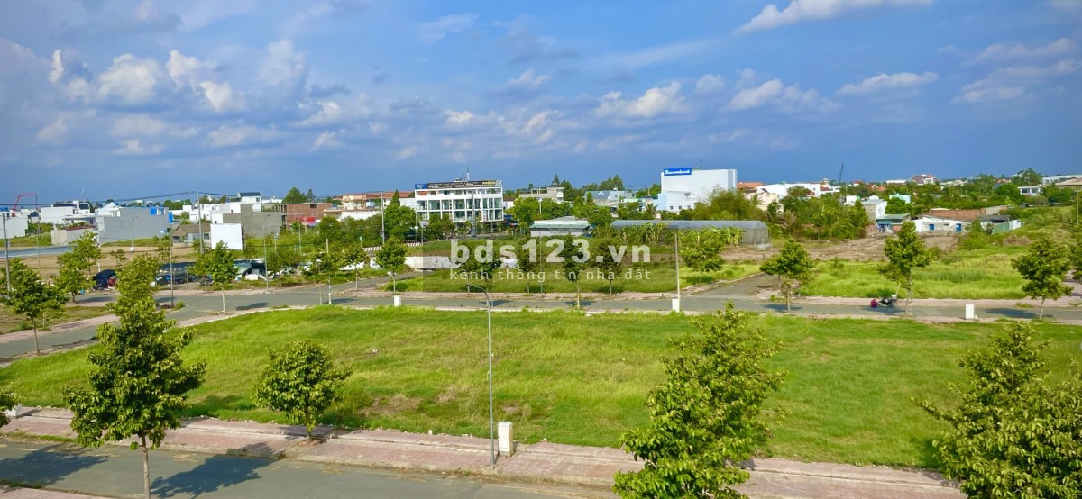 Cần bán đất nằm ngay trung tâm hành chính Thủ Thừa, SHR, diện tích (5x20) 100m2