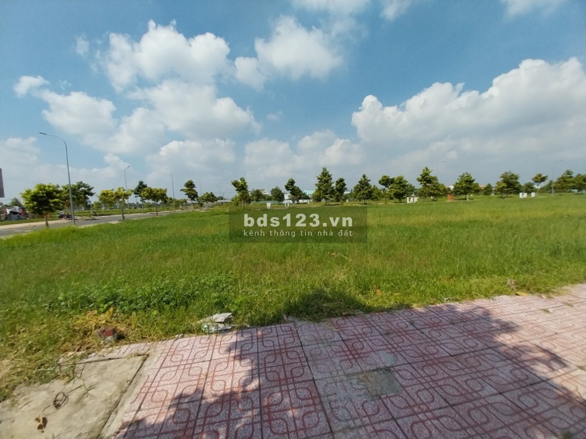 Cần bán đất nằm ngay trung tâm hành chính Thủ Thừa, SHR, diện tích (5x20) 100m2