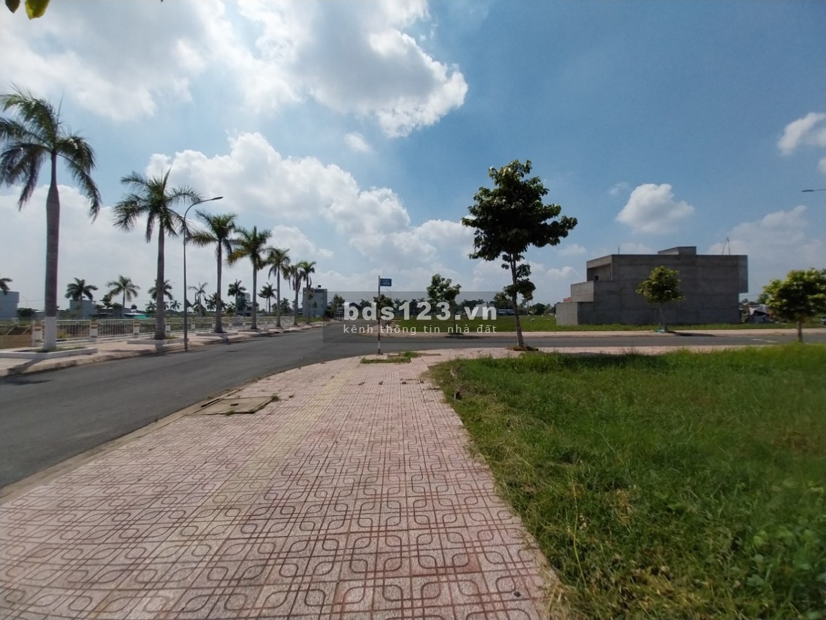 Cần bán đất nằm ngay trung tâm hành chính Thủ Thừa, SHR, diện tích (5x20) 100m2