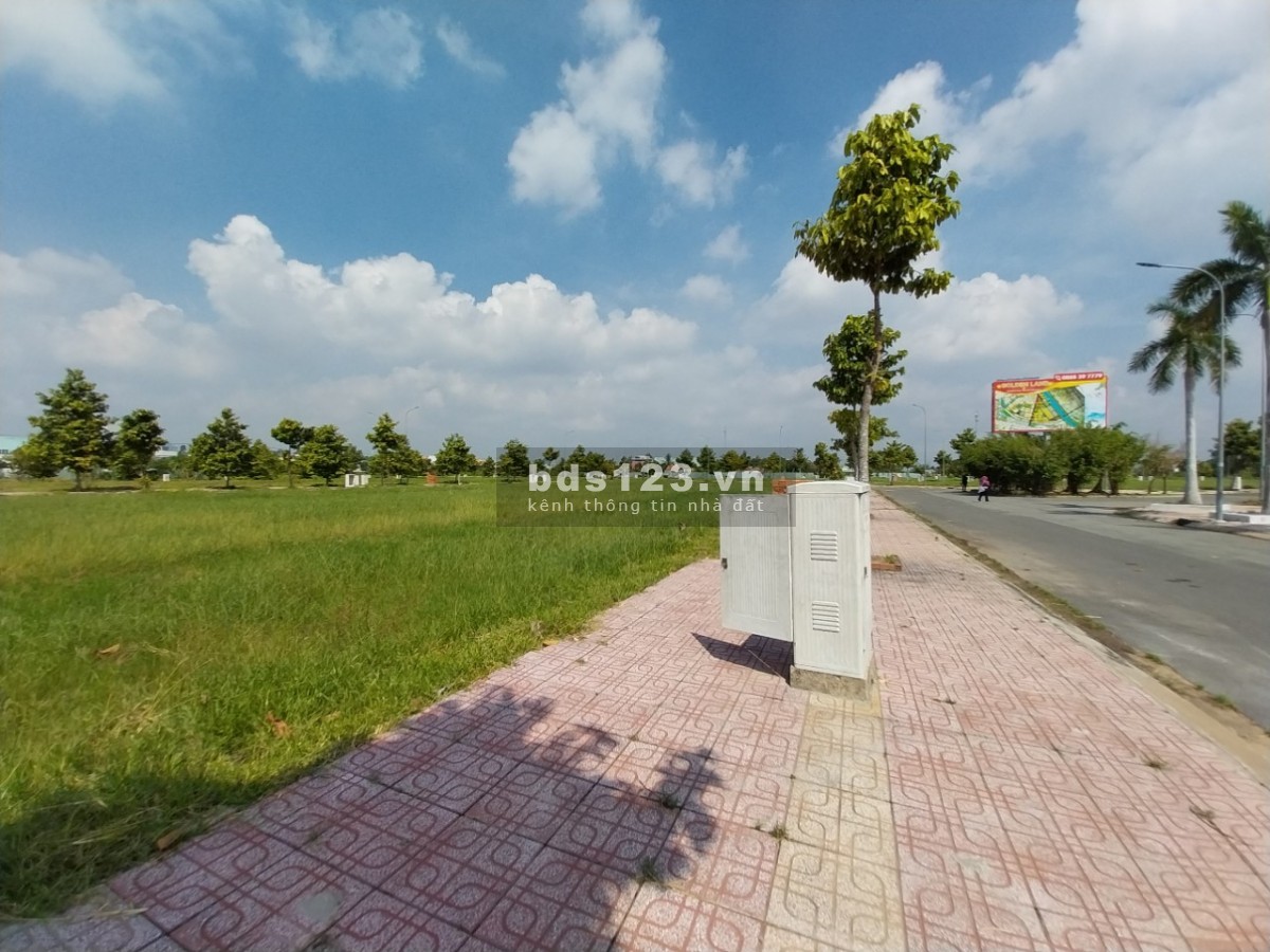 Cần bán đất nằm ngay trung tâm hành chính Thủ Thừa, SHR, diện tích (5x20) 100m2