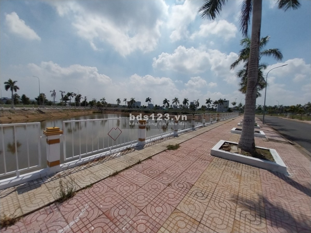 Cần bán đất nằm ngay trung tâm hành chính Thủ Thừa, SHR, diện tích (5x20) 100m2