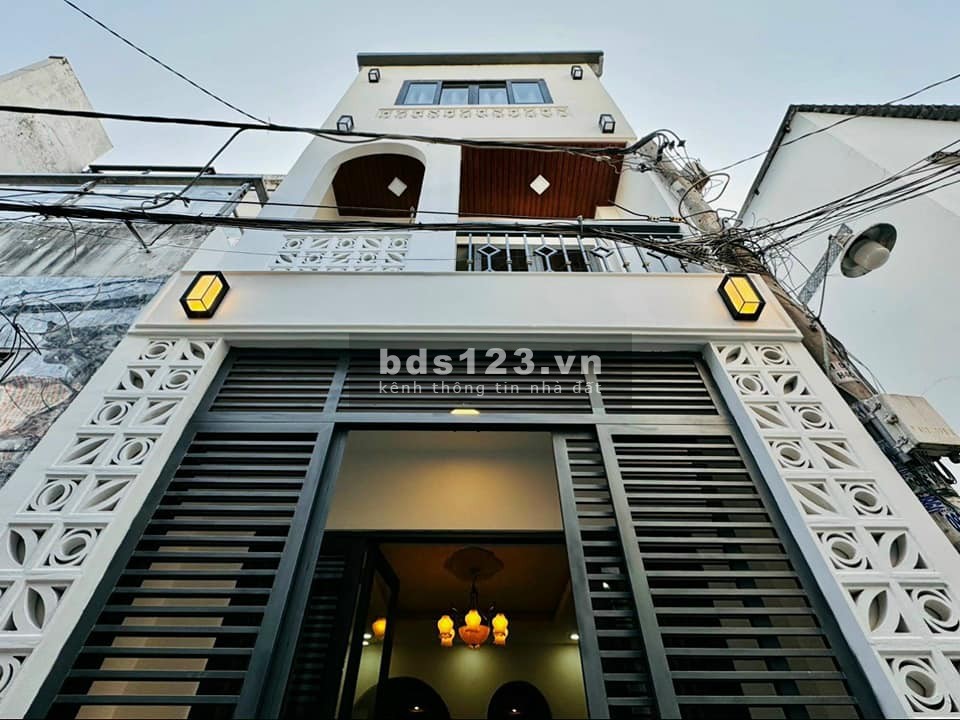 Bán gấp nhà ngay chợ Bình Chánh, giá 770 triệu, 1 trệt 2 lầu, DT 100m2, giá 750 triệu.
