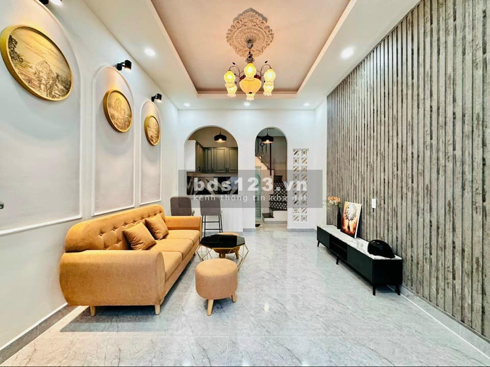 Bán gấp nhà ngay chợ Bình Chánh, giá 770 triệu, 1 trệt 2 lầu, DT 100m2, giá 750 triệu.