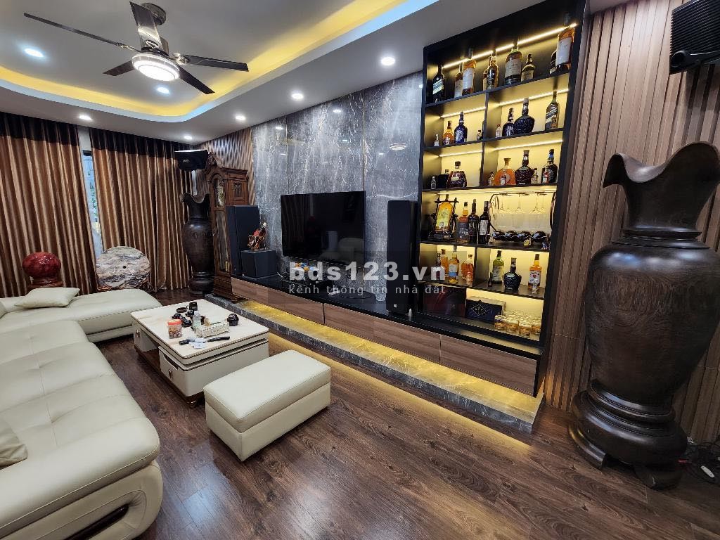 Mặt phố Giáp Bát - Kinh doanh ô tô tránh - Diện tích rộng - Full nội thất