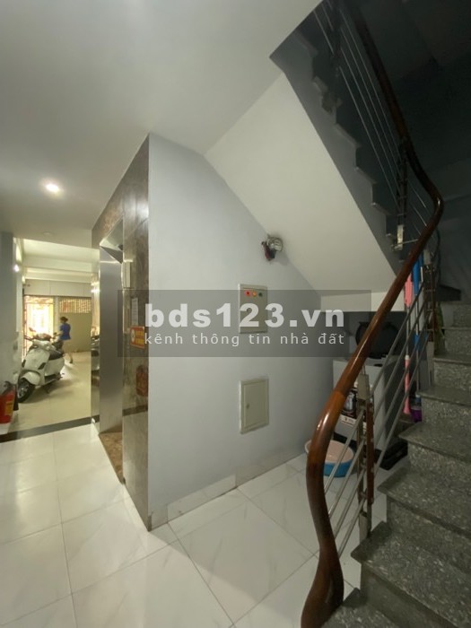 Chị tôi bán gấp tòa nhà 6 tầng, thang máy, hiệu xuất cao Phố Dương Văn Bé, DT115m, chào 18.5 tỷ.