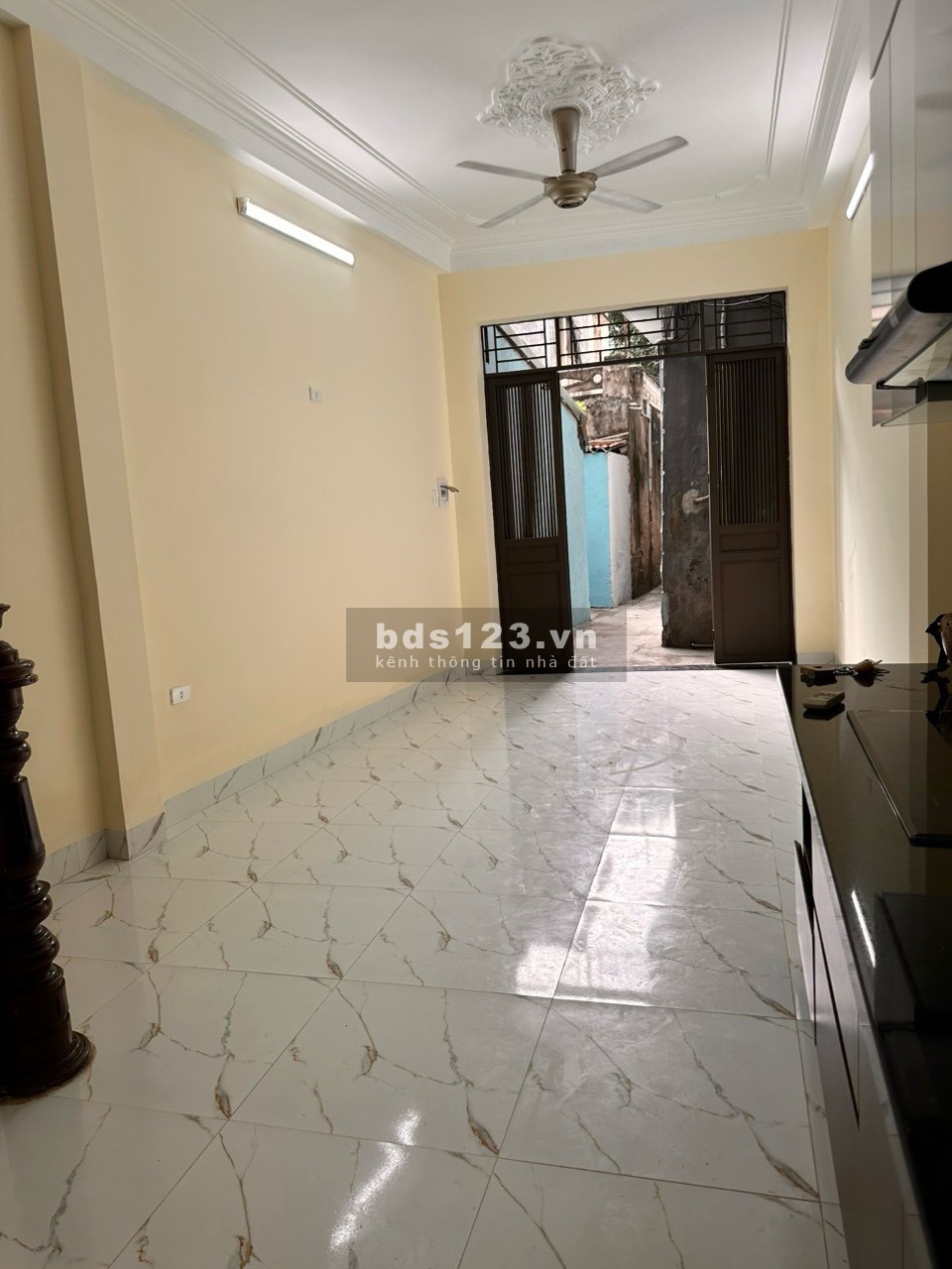 Cần bán nhà Võ Chí Công, Tây Hồ 5 tầng 30m2 MT3m chỉ 5,2 tỷ