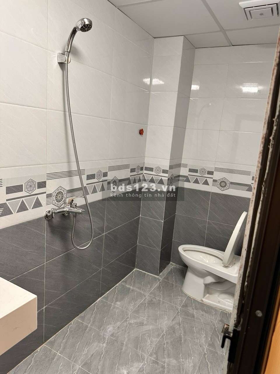 Cần bán nhà Võ Chí Công, Tây Hồ 5 tầng 30m2 MT3m chỉ 5,2 tỷ