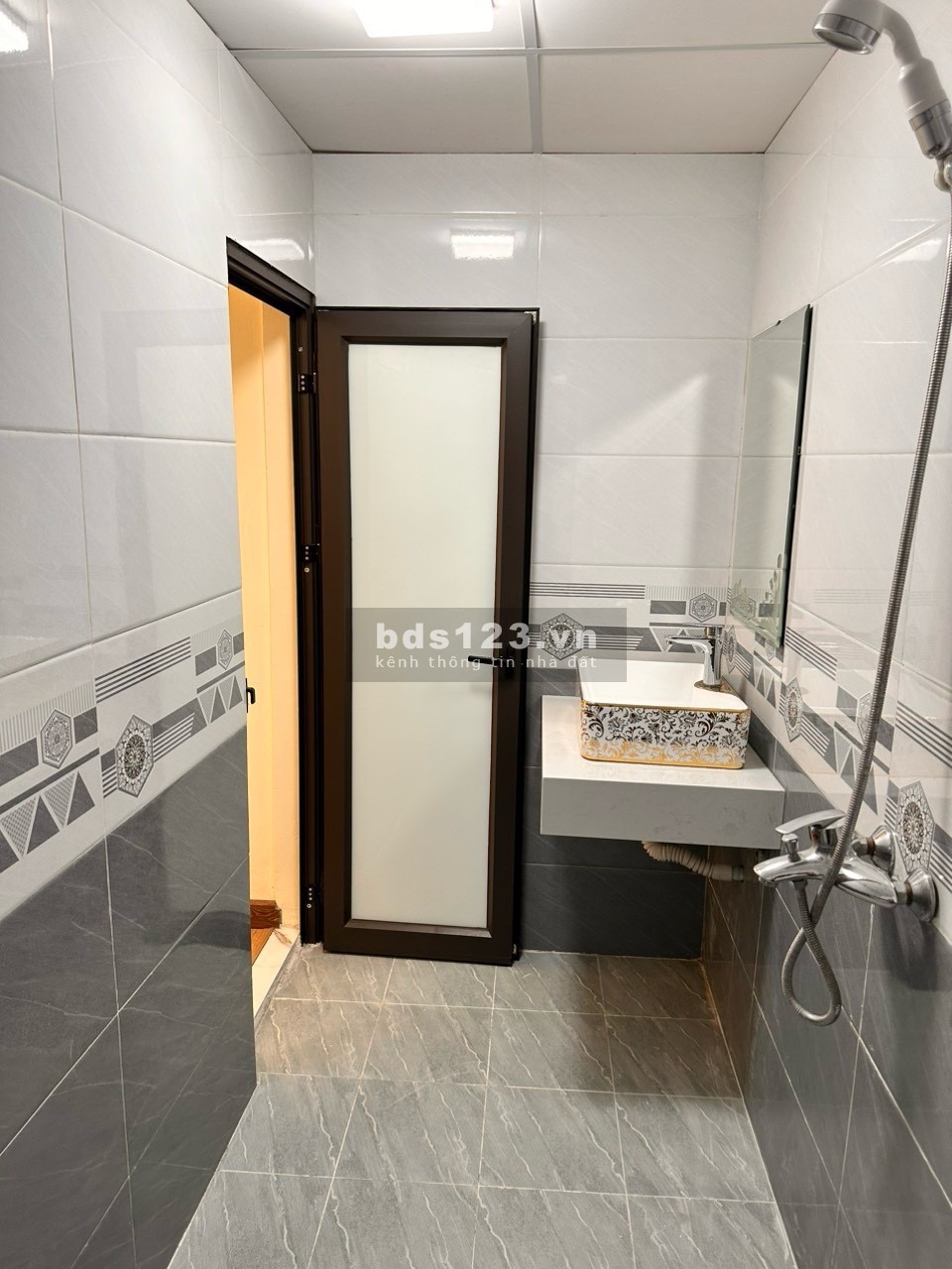 Cần bán nhà Võ Chí Công, Tây Hồ 5 tầng 30m2 MT3m chỉ 5,2 tỷ