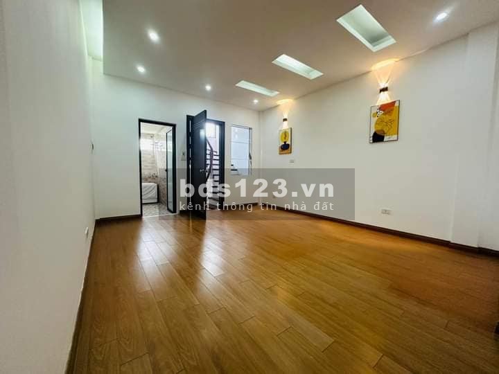 Bán Nhà Phố Đại La, Hai Bà Trưng 30m, 5 tầng, mt 4.1m, giá 4.95 tỷ.