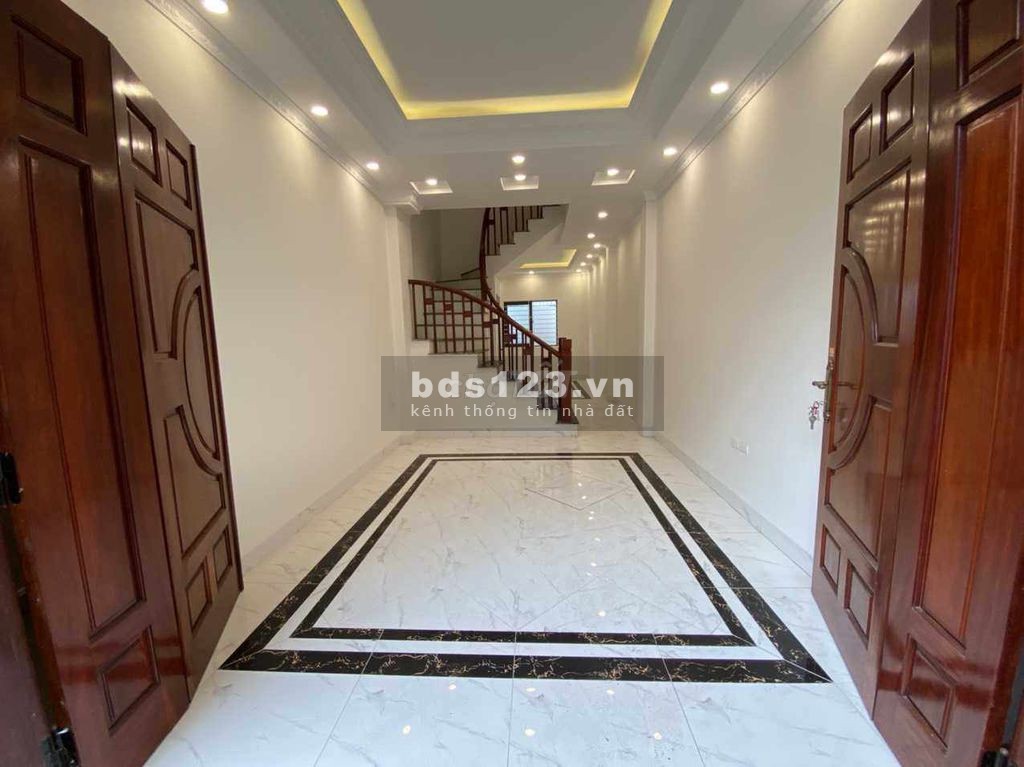 Bán nhà Thạch Bàn Cổ Linh 45M 4 tầng có sân rộng giá 4,69 tỷ